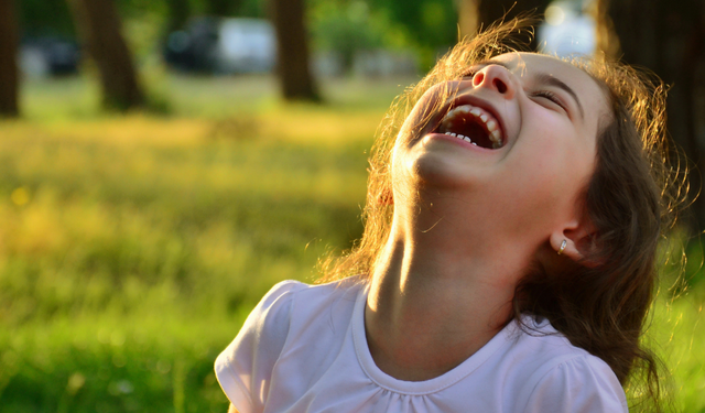 Bilim açıkladı: En ciddi anlarda beynimiz neden kahkahayla karşılık verir?
