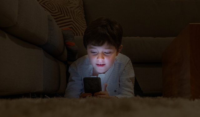 Uzmanı uyardı: Karanlıkta telefon kullanımı miyopiyi hızlandırıyor