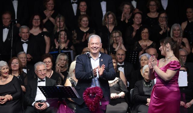 Konak’ta Sevgililer Günü’ne özel konser: Şarkılar aşk için söylendi