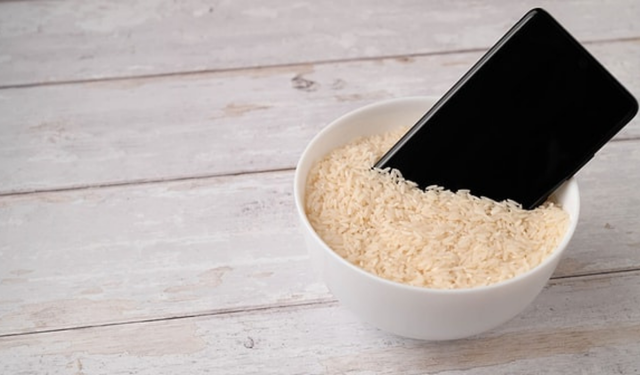 Pirinç efsanesi çöküyor mu? Islanan telefon nasıl kurtarılır? İşte en doğru yollar