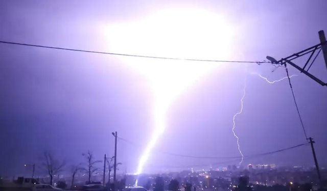 Buca’da fırtına ve yoğun yağış yıldırım düşmesine neden oldu