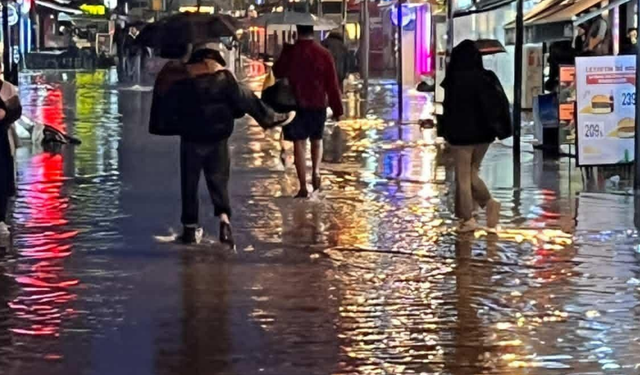 Kıbrıs Şehitleri Caddesi yağmur sonrası suyla doldu: Vatandaş yolu kullanamadı