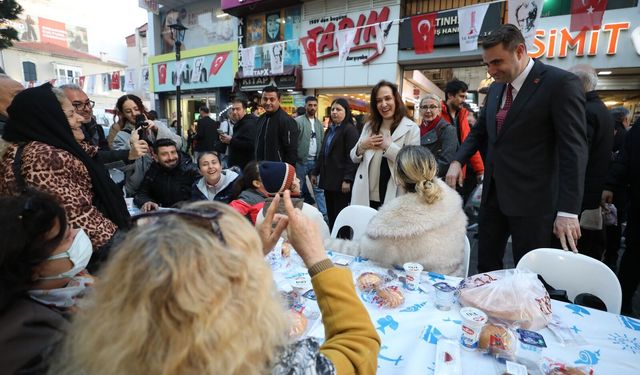 Karşıyakalılar Kadir Gecesi’nde dev iftar sofrasında buluştu