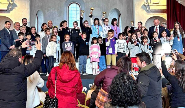 Çeşme'de Dünya Kadınlar Günü'ne özel satranç turnuvası