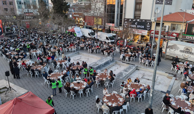 Çiğli’de Kadir Gecesi’nde binler aynı sofrada buluştu