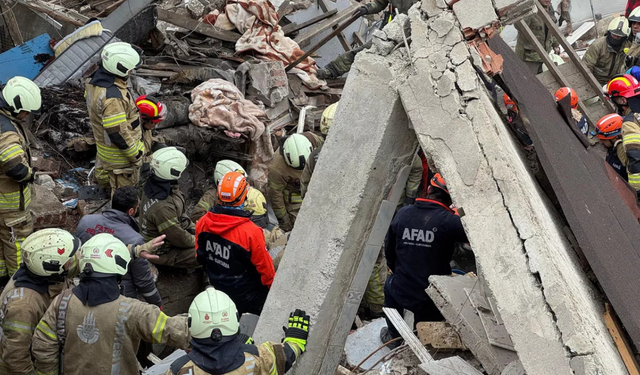 Fatih'te çöken 2 binanın enkazından bir kişinin cansız bedeni çıkarıldı