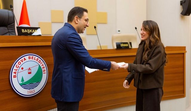 Başkan Yiğit, yeni evlenen çiftlere destek kartlarını teslim etti