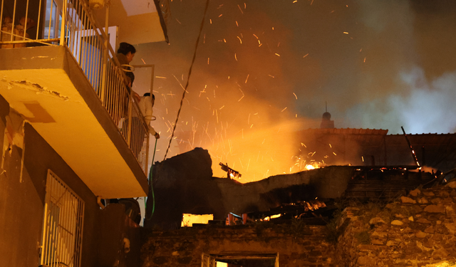 Konak’ta 2 katlı evde yangın: Bina kullanılamaz hale geldi