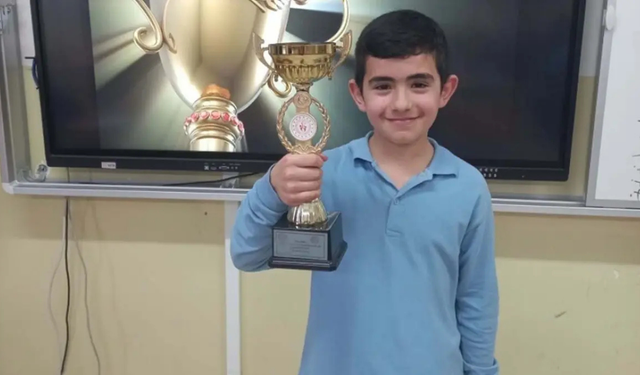 Lösemiyi yenen 11 yaşındaki Adem, Menderes’te zeka oyunları birincisi oldu