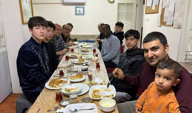İzmir’de anlamlı buluşma: Yabancı öğrenciler iftar sofralarında ağırlandı