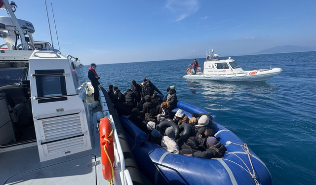 İzmir açıklarında sürüklenen bottaki 30 göçmen kurtarıldı