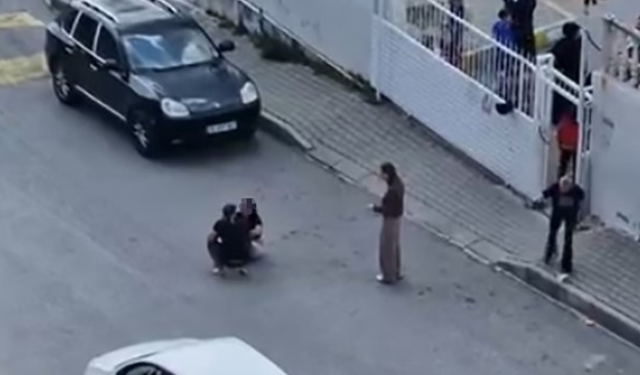 Sokak ortasında eşini darbetti, o anlara çocuklar tanık oldu