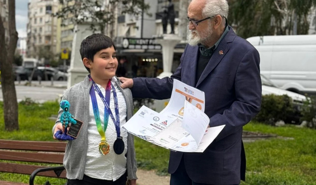 İzmirli emekli akademisyene bayram sevinci: Madalyalar torundan geldi