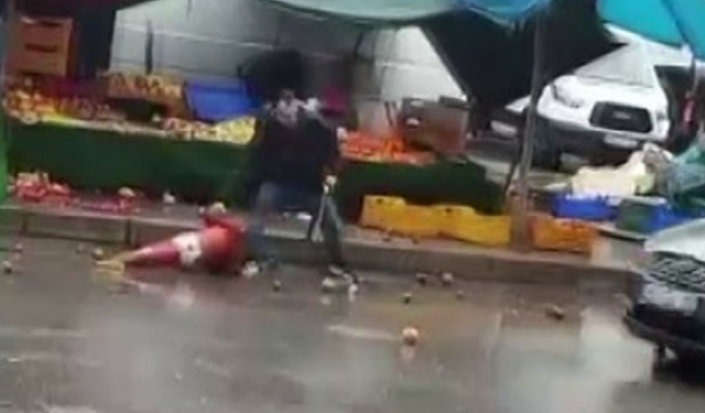 İzmir’de dehşet anları: Sinir krizi geçiren manav kasalar fırlatıp satırla saldırdı