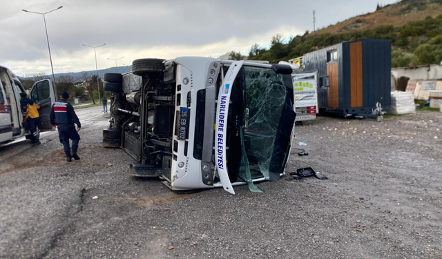 İzmir’de sporcu kafilesini taşıyan otobüs devrildi: 4 yaralı