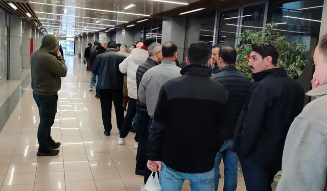 Alsancak Limanı’nda iş umudu: Yüzlerce kişi sabahın erken saatlerinde kuyruğa girdi