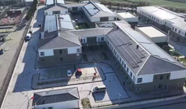 Çiğli’de kız yurduna izinsiz girmeye çalışan şüpheli yakalandı, müdür görevden alındı