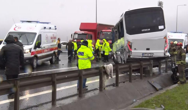 İstanbul'da polis servis minibüsü kaza yaptı: 1 polis şehit oldu, 16 polis yaralandı