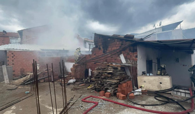 Kemalpaşa'da korkutan yangın: Tek katlı ev küle döndü