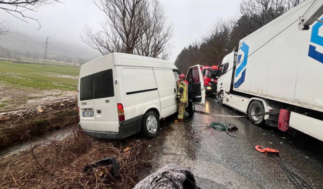 Ödemiş’te direksiyon hakimiyeti kaybolan sürücü tırla çarpıştı: 2 yaralı