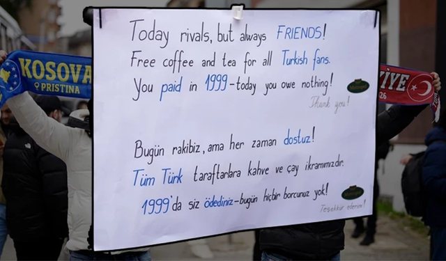 Kosova-Türkiye maçı öncesi Priştine'de Türklere jest