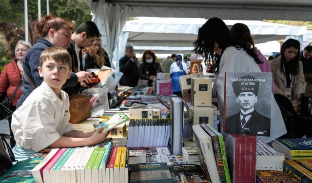 İZKİTAP Fuarı’nda yoğun ilgi: Kültürpark edebiyatla dolup taşıyor