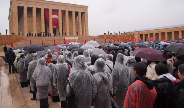 23 Nisan’da Anıtkabir’e yoğun ziyaret: Yağmur engel olmadı