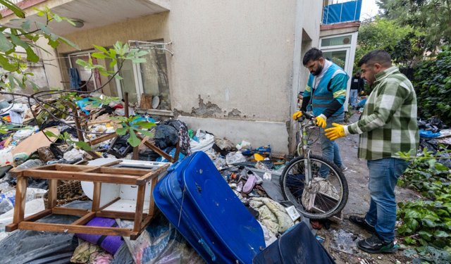Bostanlı’da çöp ev temizlendi: 3 ton atık çıkarıldı