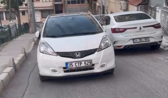 Konak’ta yol krizi: Sürücü aracını bırakıp evine gitti, trafik kilitlendi