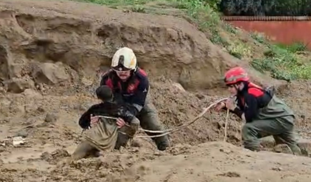 Torbalı’da balçıkta mahsur kalan çocuklar itfaiye ekipleri tarafından kurtarıldı