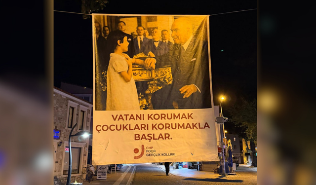 Foça’da CHP Gençlik Kolları’ndan dikkat çeken pankart
