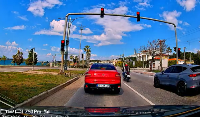 Aliağa-Bergama yolunda motosiklet sürücüsünden tehlikeli ihlal