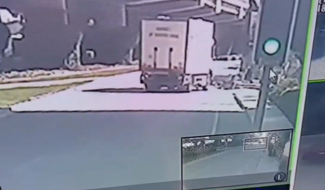 Alsancak’ta motosiklet ile kamyonet çarpıştı: Kaza anı kamerada