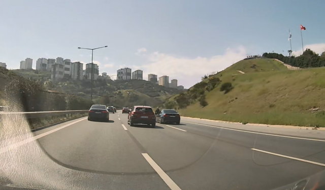 Balçova'da trafikte tehlikeli şov: Makas atan sürücüler kamerada