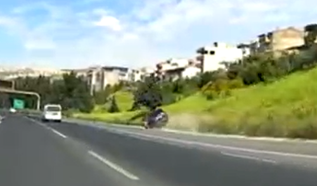 Bayraklı'da kaza anı kameraya yansıdı