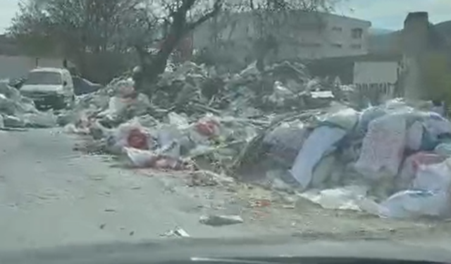 Bornova’da yolu kapatan çöp ve moloz yığınları vatandaşı isyana sürükledi