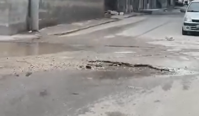 Bornova'da çöken yol sürücüleri tedirgin etti