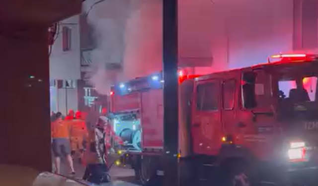 Karabağlar'da bulunan fırın deposunda yangın çıktı