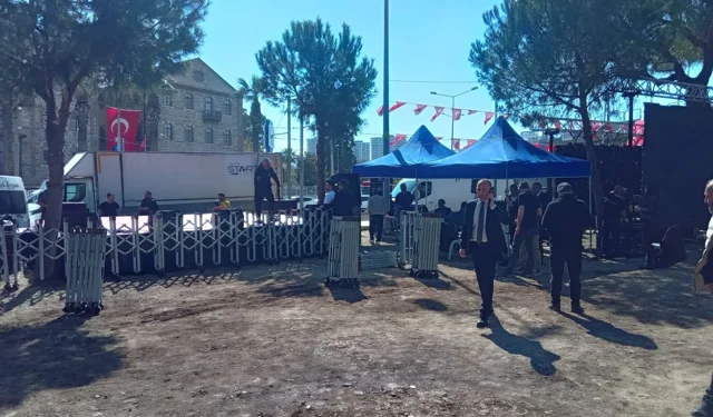 Meslek Fabrikası önünde kritik akşam: Miting öncesi alan doluyor