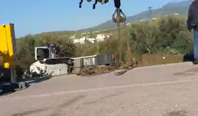 Çandarlı yolunda TIR devrildi