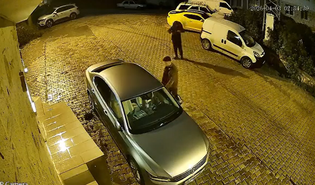 Çeşme'de arabaların kapılarını zorlayan hırsızlar kameraya yakalandı