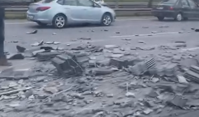 Gaziemir’de kamyondan yola dökülen parçalar trafiği aksattı