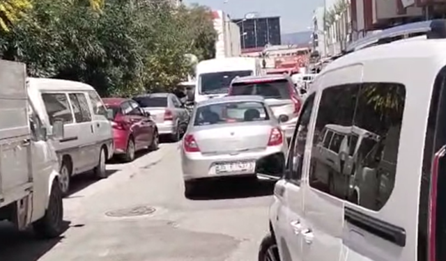 Konak Gıda Çarşısı’nda çift sıra park trafiği kilitledi