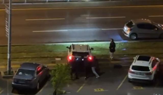 Göztepe'de tramvay yolunda kalan aracı vatandaşlar kurtardı