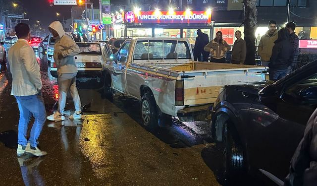 Güzelbahçe'de zincirleme kaza: Maddi hasar oluştu