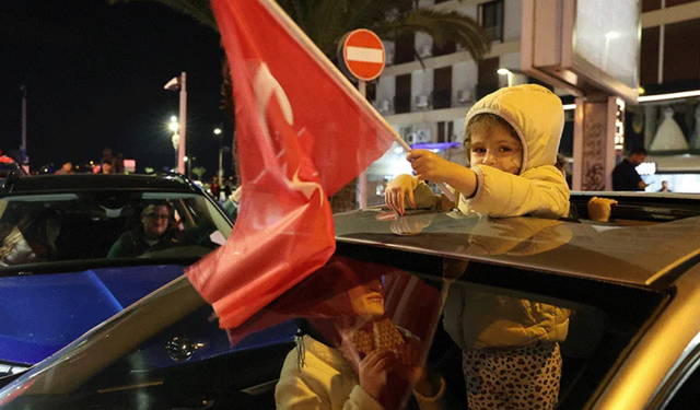İzmir’de milli coşku: Dünya Kupası sevinci sokaklara taştı