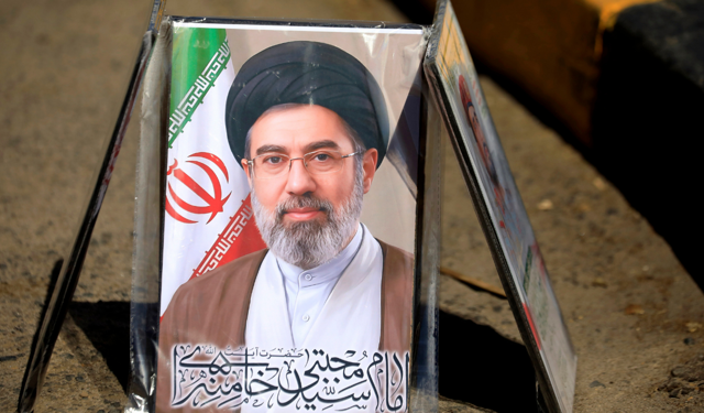 Reuters: İran dini lideri Hamaney’in yüzü tanınmaz halde