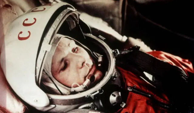 Yuri Gagarin ilk insanlı uzay uçuşunu hangi şartlarda gerçekleştirdi?