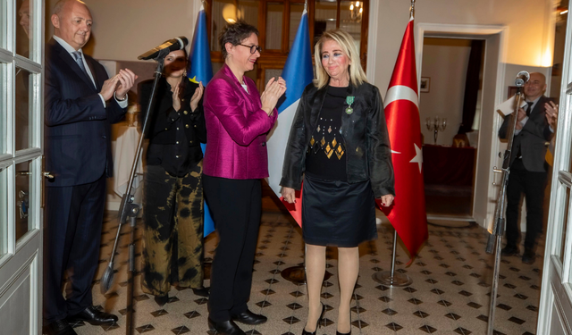 İzmir Kültür Sanat ve Eğitim Vakfı (İKSEV) Başkanı Filiz Eczacıbaşı Sarper’e Fransa’dan şövalye nişanı