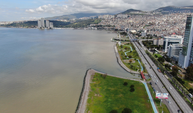 İzmir Körfezi’nde sağanak sonrası renk değişimi